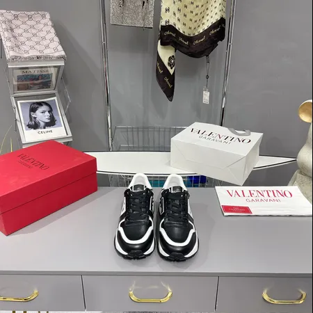 ヴァレンティノ スニーカー