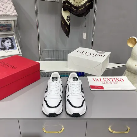 ヴァレンティノ スニーカー