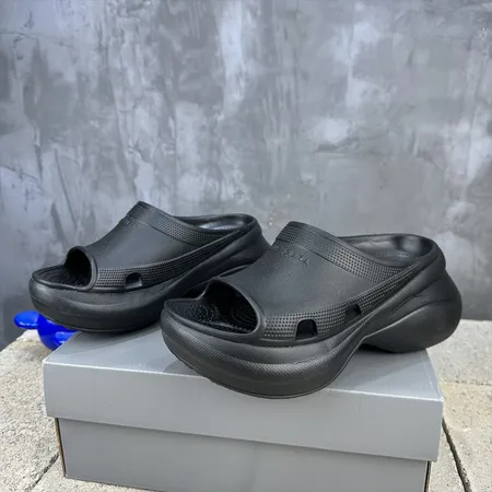 バレンシアガ スリッパ