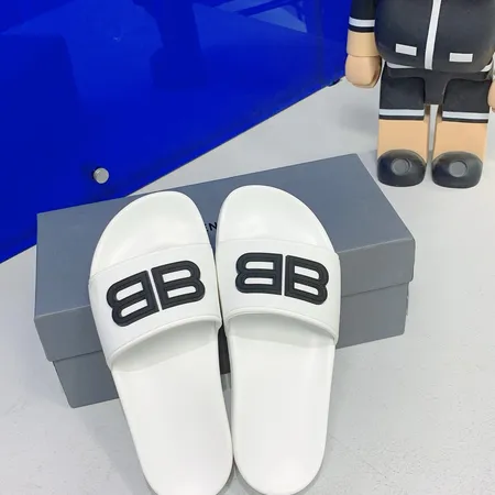 バレンシアガ スリッパ