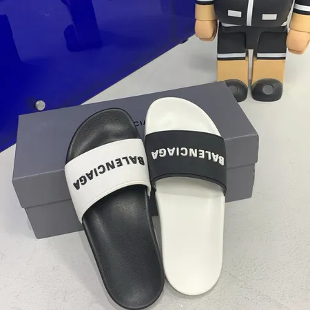 バレンシアガ スリッパ