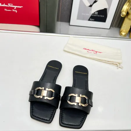 フェラガモ スリッパ