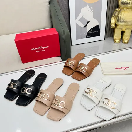 フェラガモ スリッパ