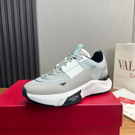 ヴァレンティノ スニーカー