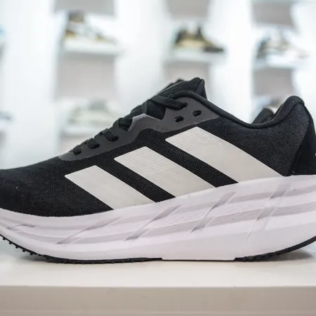 アディダス スニーカー