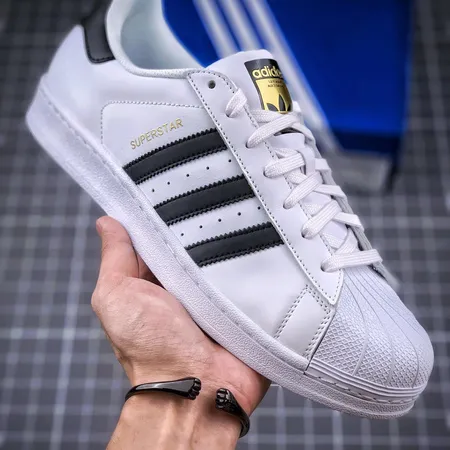 アディダス カジュアルシューズ