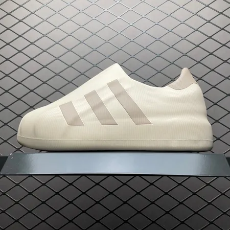 アディダス カジュアルシューズ