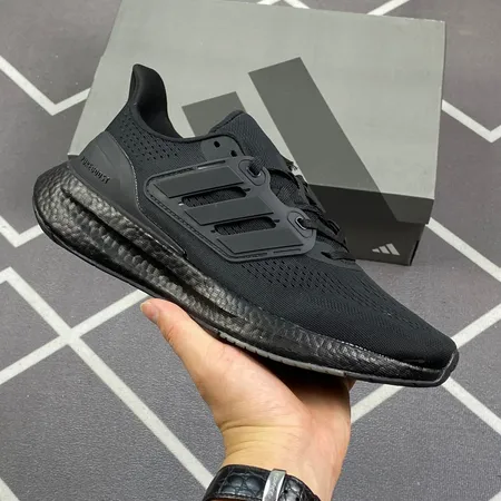 アディダス スニーカー