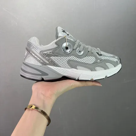 アディダス スニーカー