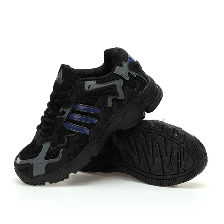 アディダス スニーカー