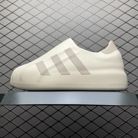 アディダス カジュアルシューズ