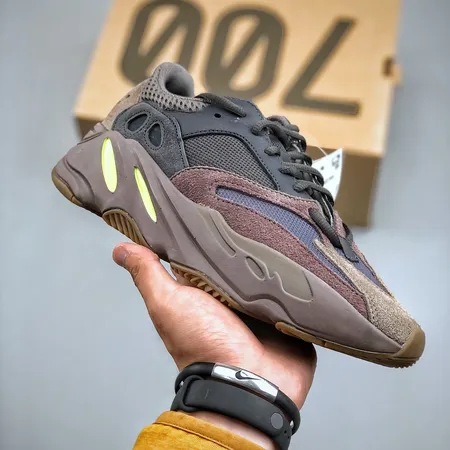 アディダス スニーカー