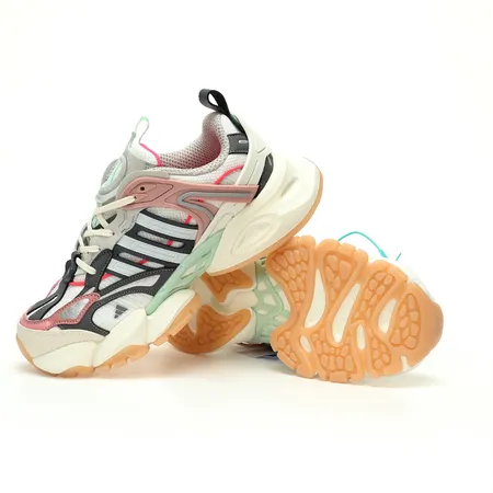 アディダス スニーカー