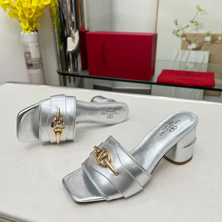 ヴァレンティノ サンダル