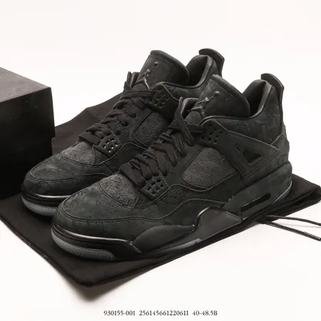 カウズ スニーカー