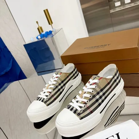 バーバリー ス カジュアルシューズ