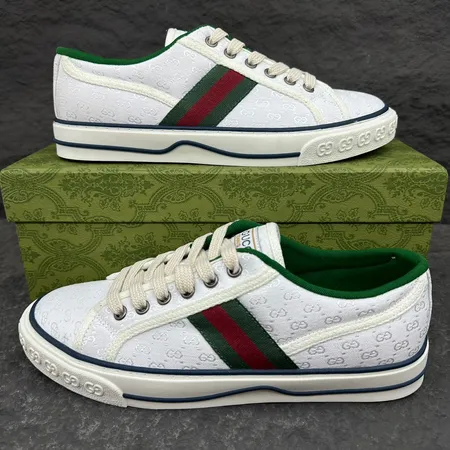 グッチ カジュアルシューズ