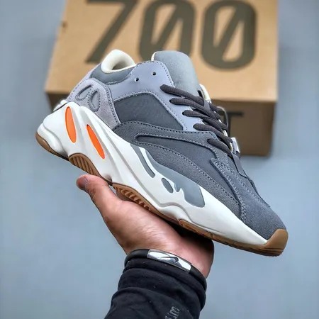 アディダス スニーカー