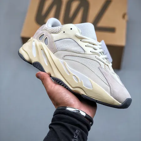 アディダス スニーカー