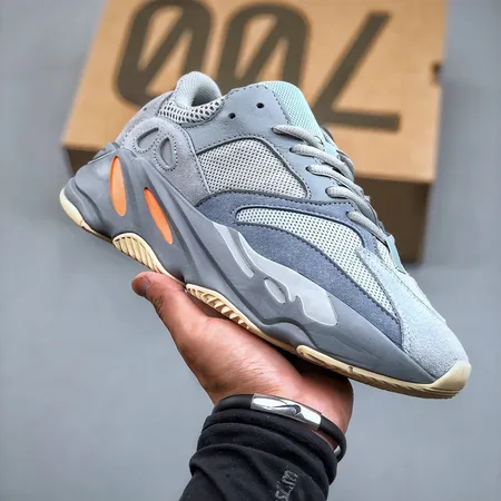 アディダス スニーカー