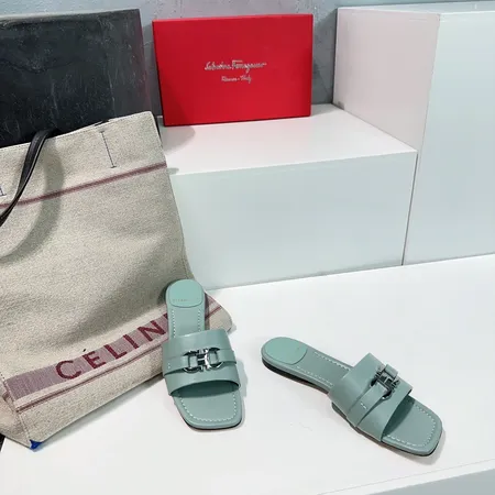 フェラガモ スリッパ