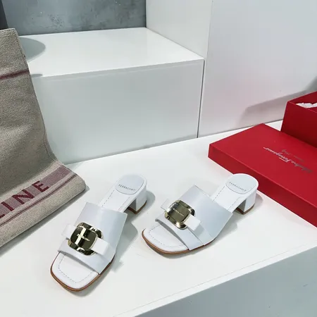 フェラガモ スリッパ