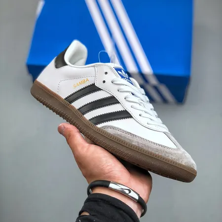 アディダス カジュアルシューズ