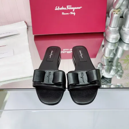 フェラガモ スリッパ