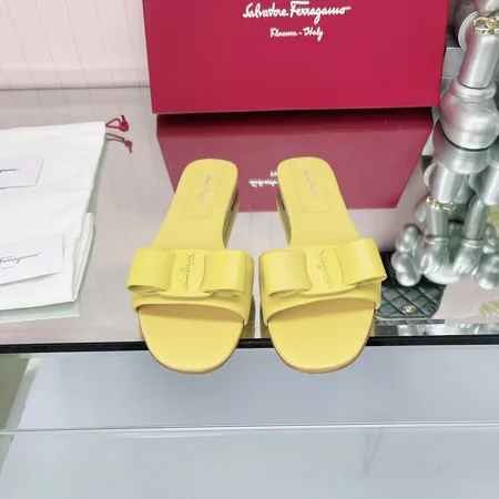 フェラガモ スリッパ