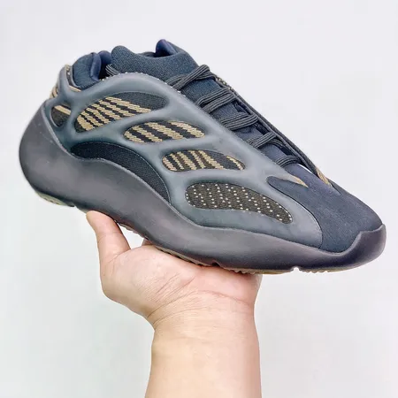 アディダス スニーカー