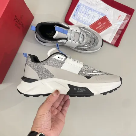 ヴァレンティノ スニーカー