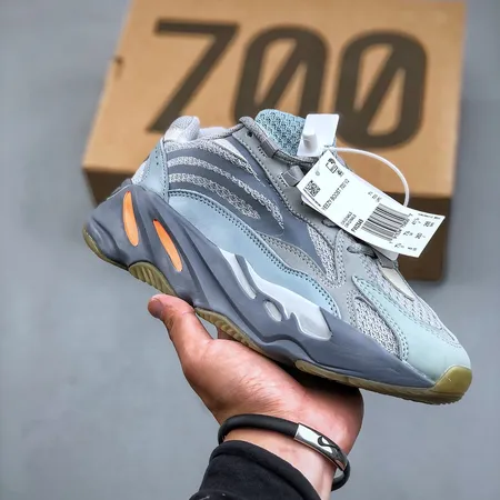 アディダス スニーカー