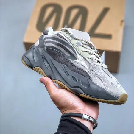 アディダス スニーカー