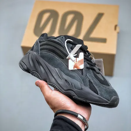 アディダス スニーカー