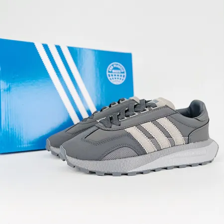 アディダス スニーカー