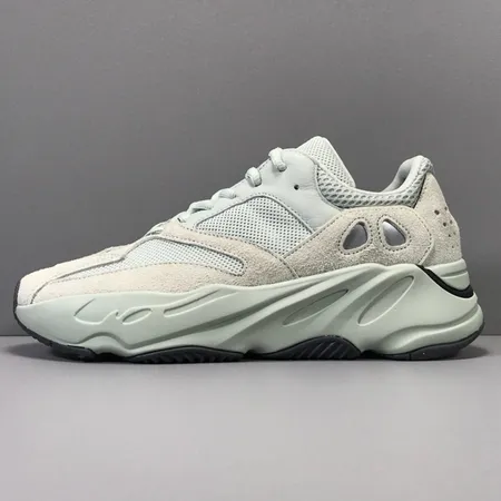 アディダス スニーカー