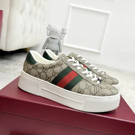 グッチ カジュアルシューズ