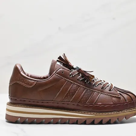 アディダス スニーカー