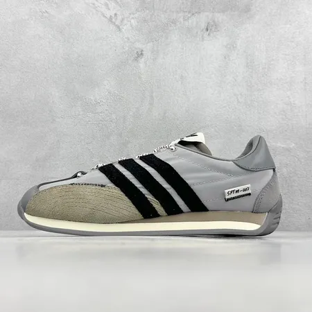 アディダス カジュアルシューズ