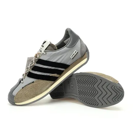 アディダス スニーカー