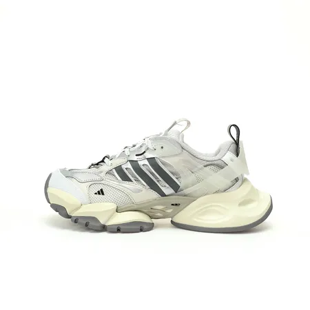 アディダス スニーカー