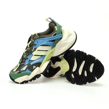 アディダス スニーカー