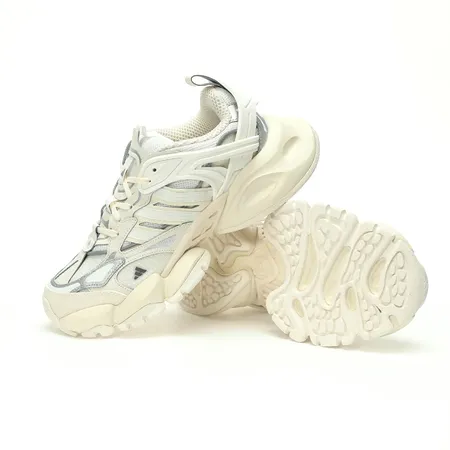 アディダス スニーカー