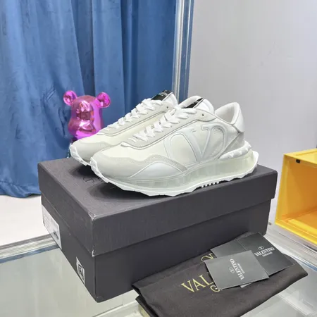 ヴァレンティノ スニーカー