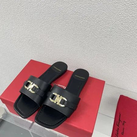 フェラガモ スリッパ