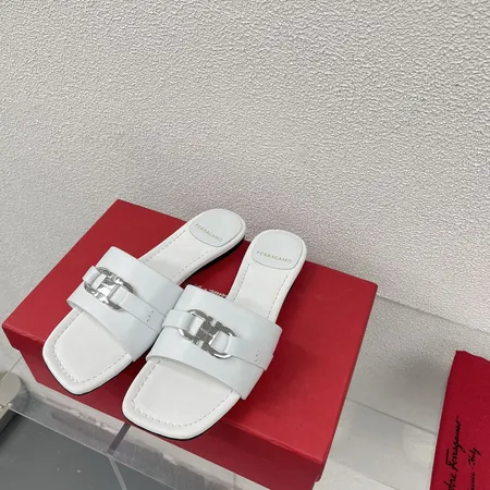 フェラガモ スリッパ