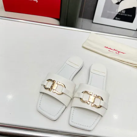 フェラガモ スリッパ