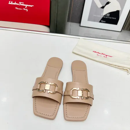 フェラガモ スリッパ