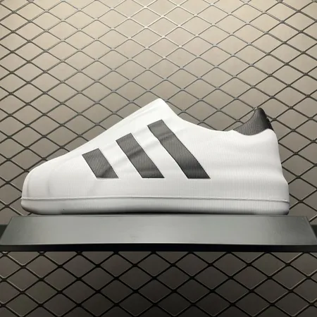 アディダス カジュアルシューズ