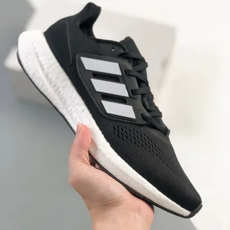 アディダス スニーカー